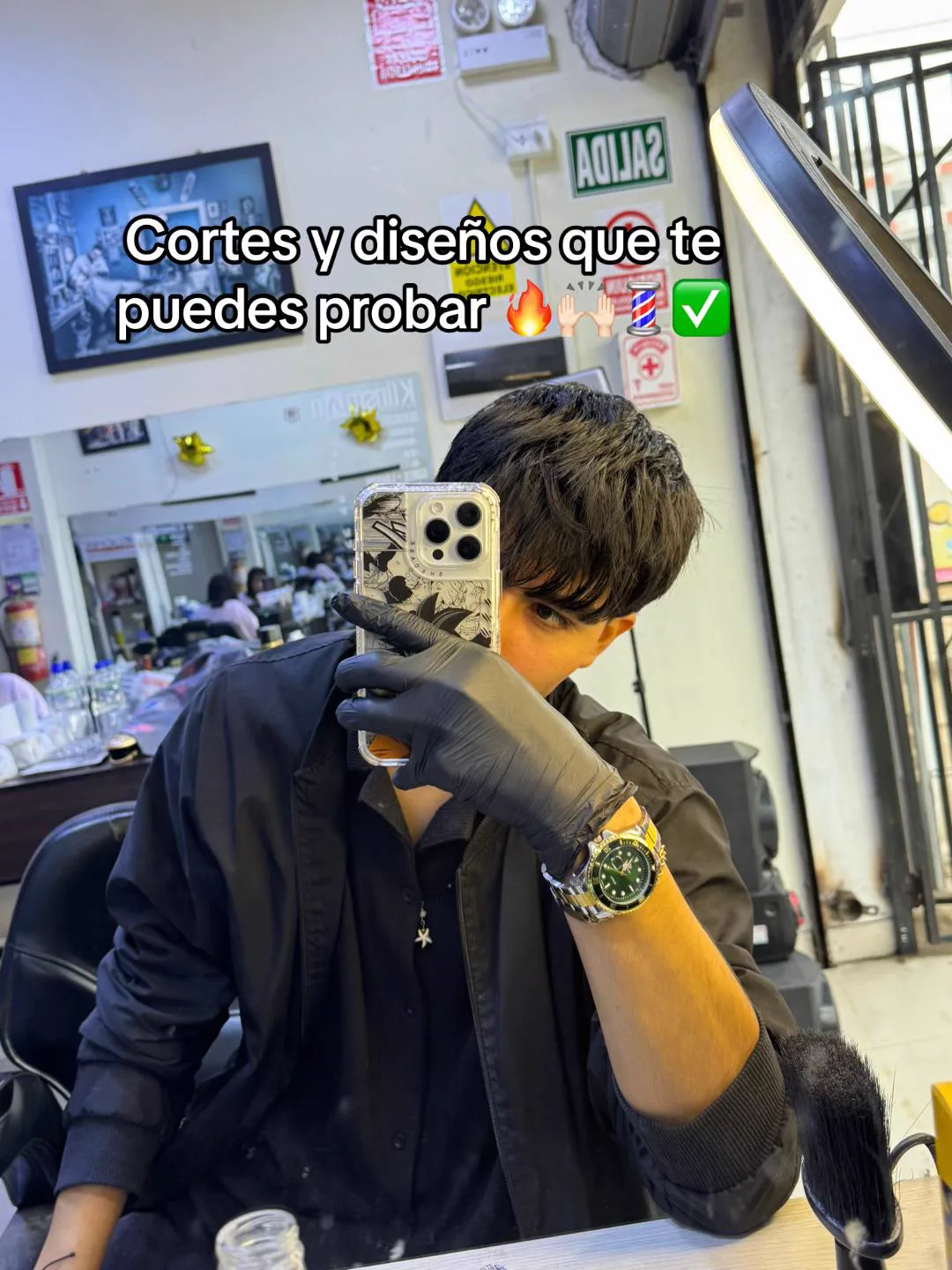 Pablo Baltazar, barbero profesional, en la barbería Klinsman